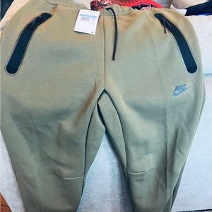 NWT Men’s Nike Tech pants